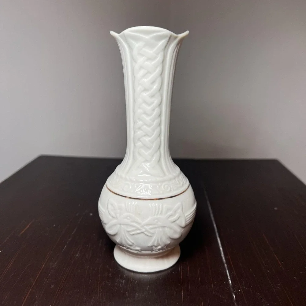Belleek Claddagh Irish Collection Bud Vase Embossed Hands Heart And Clovers